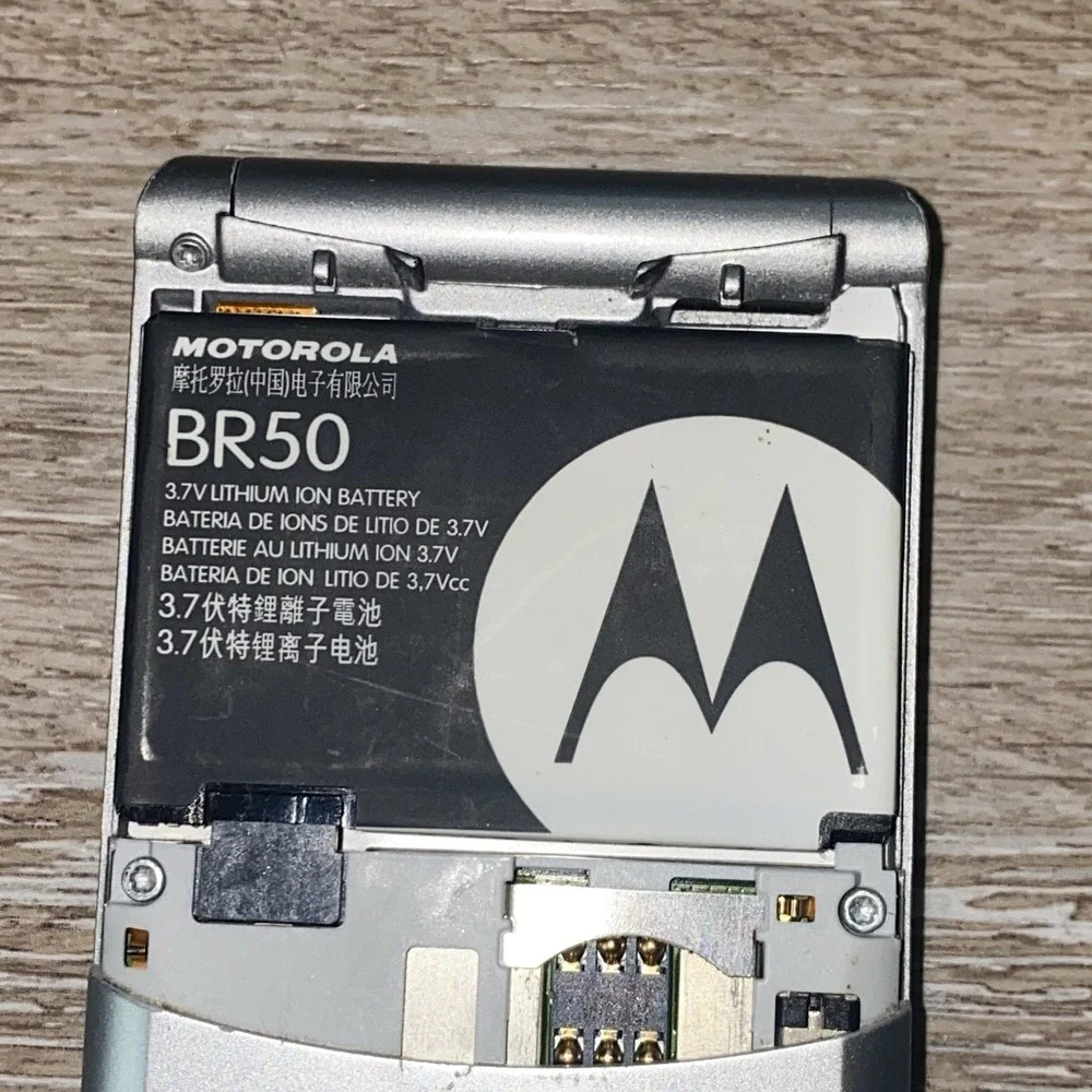 Motorola RAZR / Razor V3 - Silver ( AT&T ) Flip Phone - Needs New Battery